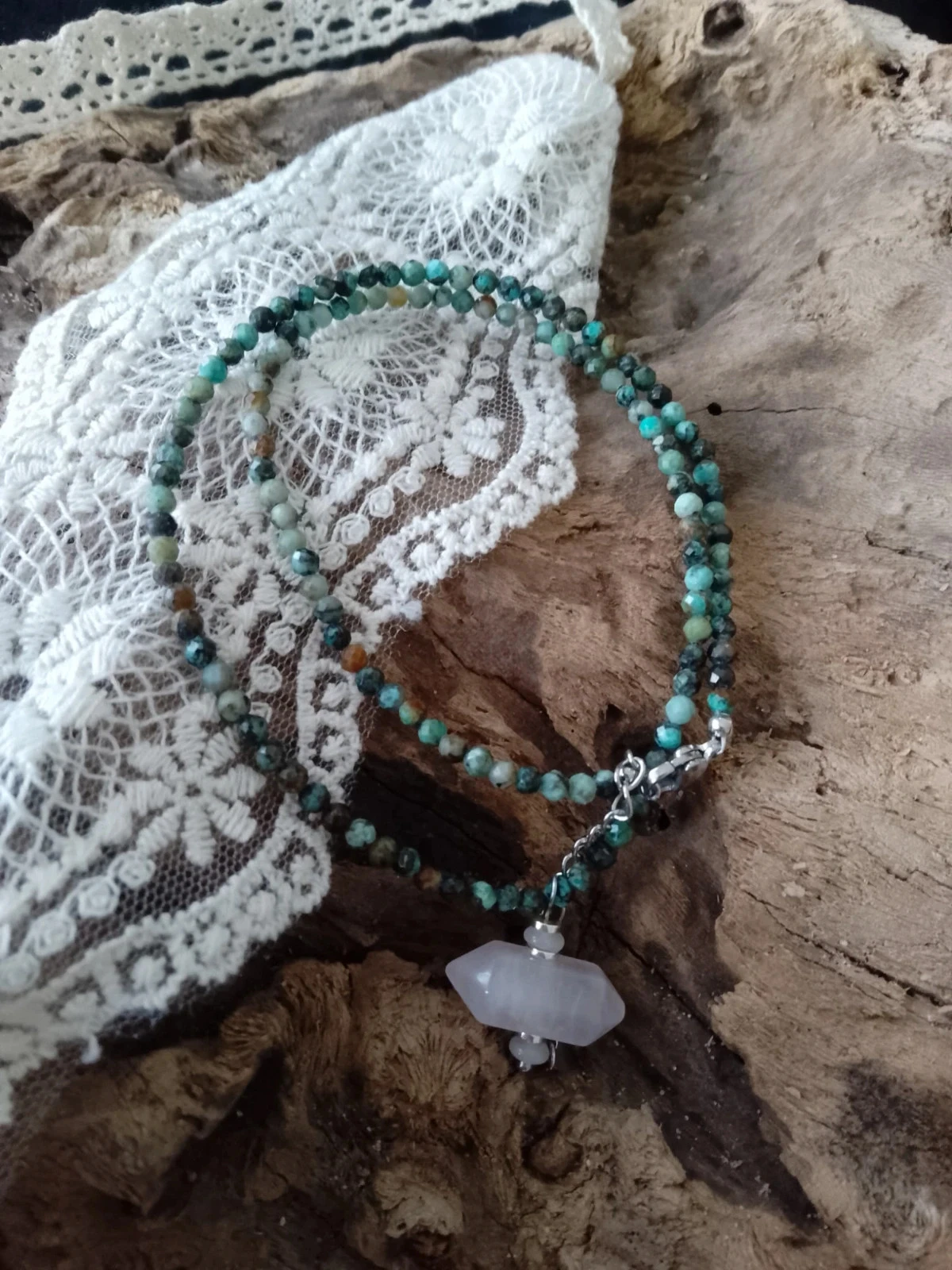 Collar bohemio piedras verdes de turquesa africana y cuarzo rosa cadena plateada – photo 2